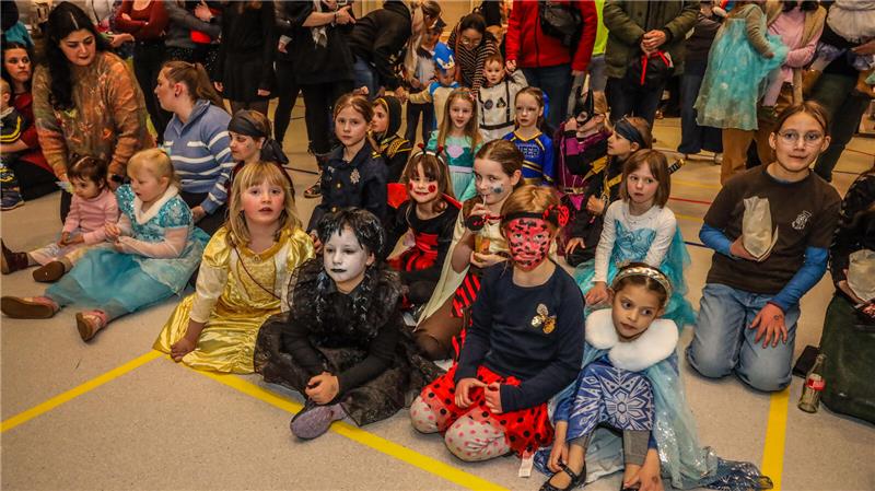 Mehr als 600 Kinder und ihre Eltern feiern Karneval auf Einladung des Jugendring...