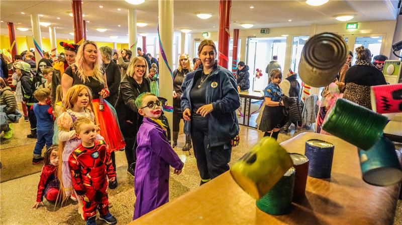 Mehr als 600 Kinder und ihre Eltern feiern Karneval auf Einladung des Jugendring...