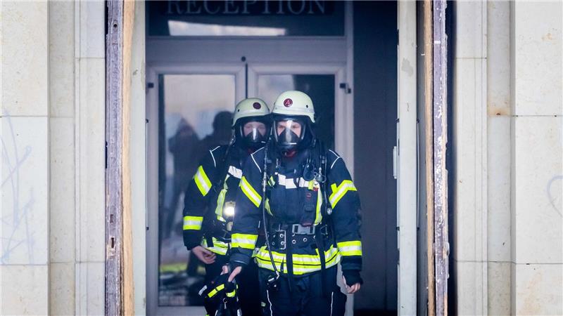 Feuer wütet auf historischem Gelände nahe Goebbels-Villa Mehr als 80 Kräfte sind im Einsatz.