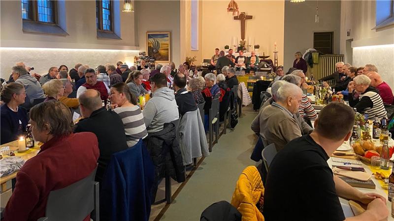 Die Schulenberger St.-Petrus-Kapelle ist prall gefüllt. An mehreren langen Tischreihen sitzen mehr als 90 Gäste, um gemeinsam den 60. Geburtstag der Heimatgruppe zu feiern.