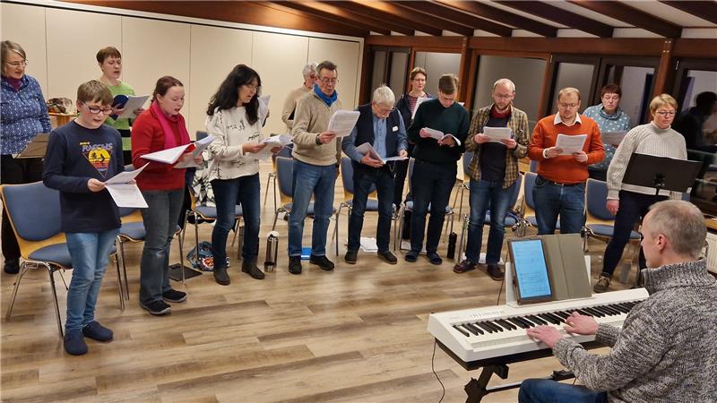 Clausthaler Chor-Workshop läuft anders als geplant Mehr als Dutzend Hobby-Sängerinnen und Sänger machen in der Flambacher Mühle beim Workshop mit. Die Leitung übernimmt André Wenauer (am Piano). Foto: Knoke