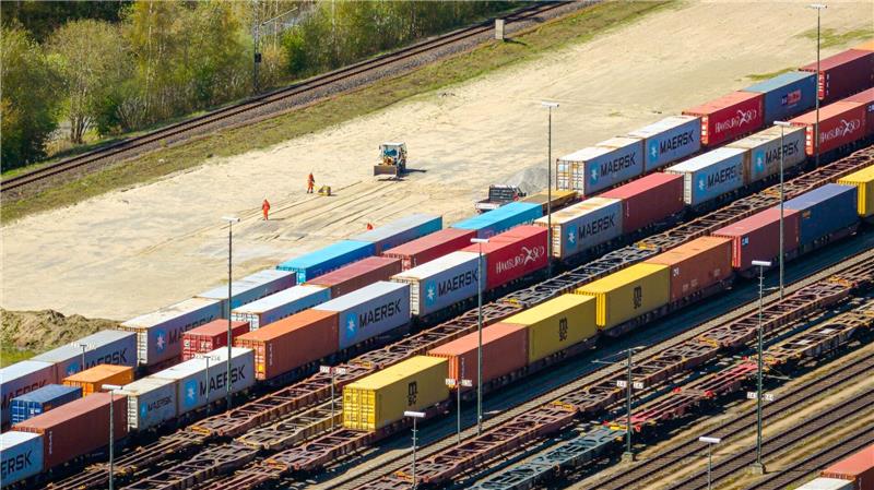 Mehr als die Hälfte der Container wird mit dem Zug abtransportiert.