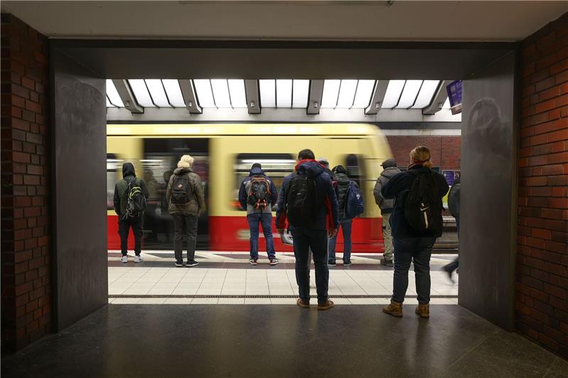 Viele Großstädte bieten Beschäftigten Job-Deutschlandticket Mehr als die Hälfte der großen Unternehmen in Deutschland bietet das 49-Euro-Abo ihren Beschäftigten als Jobticket vergünstigt an.