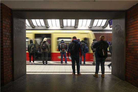 Mehr als die Hälfte der großen Unternehmen in Deutschland bietet das 49-Euro-Abo ihren Beschäftigten als Jobticket vergünstigt an.