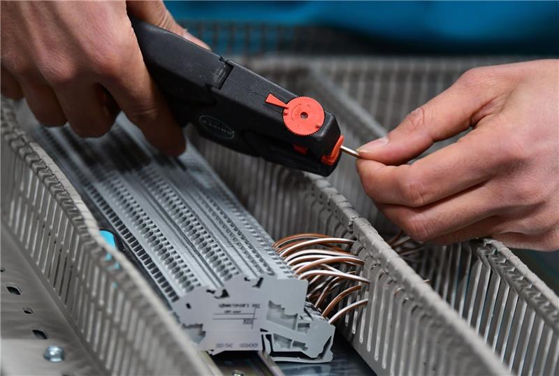 DIHK zu Fachkräftemangel: „Betroffen sind eigentlich alle” Mehr als die Hälfte der im Fachkräftereport des Deutschen Industrie- und Handelskammertags (DIHK) befragten fast 22.000 Unternehmen kann nicht alle offenen Stellen besetzen, weil sie keine geeigneten Fachkräfte finde.