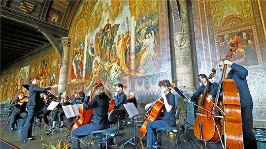 Mehr als ein Dankeschön: Anette Zell dirigiert das Kammerorchester der Kreismusikschule in der Kaiserpfalz, wo Mäzen Hans-Joachim Tessner Anfang März seinen 80. Geburtstag feiert.