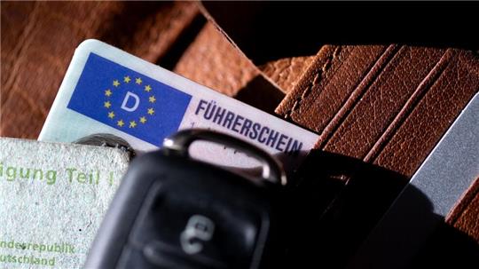 Mehr als ein Drittel der Prüflinge ist im vergangenen Jahr in Niedersachsen durch die praktische Prüfung für den Autoführerschein gefallen - bei der theoretischen Prüfung lag der Anteil noch höher. (Symbolbild)