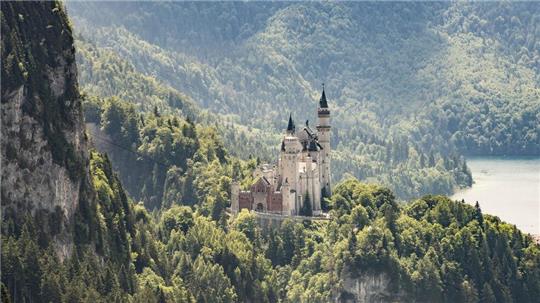 Mehr als eine Million Menschen besuchten 2024 das Schloss Neuschwanstein in Schwangau. (Archivbild)