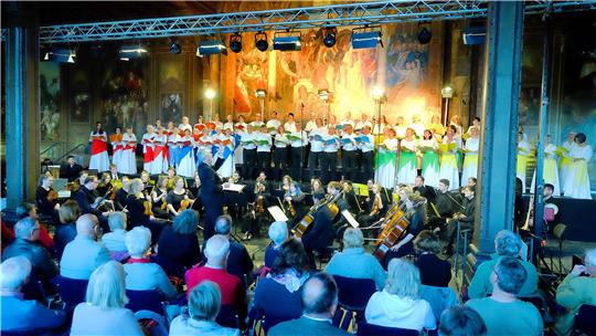 Mehr als hundert Akteure auf und vor der Bühne in der ausverkauften Kaiserpfalz bringen Carl Orffs „Carmina Burana“ in der Walpurgisnacht eindrucksvoll zu Gehör Foto: Zietz