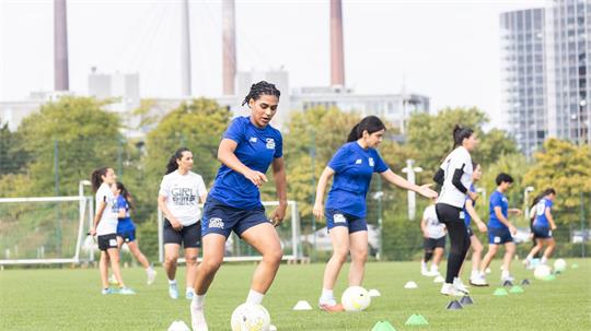 Mehr als nur Fußball: Afghanische Fußballerinnen im Summer Camp in Wolfsburg. 