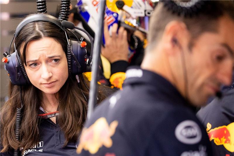 Die Frau hinter Verstappens Triumphen in der Formel 1 Mehr als nur die Freundin von Verstappen: Hannah Schmitz. Als Praktikantin in gestartet, ist die zweifache Mutter nun Chef-Strategin bei RB.