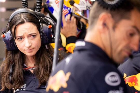 Mehr als nur die Freundin von Verstappen: Hannah Schmitz. Als Praktikantin in gestartet, ist die zweifache Mutter nun Chef-Strategin bei RB.