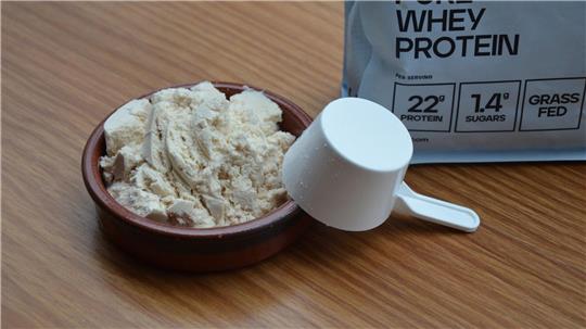 Mehr als vier Millionen Haushalte in Deutschland kaufen Proteinpulver. (Symbolbild)