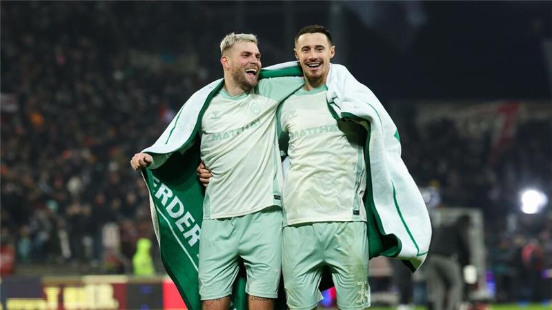 Evolution, nicht Sensation: Werder klettert Mehr als zufrieden: Werders Torschütze Marvin Ducksch und Kapitän Marco Friedel strahlen nach dem Sieg.