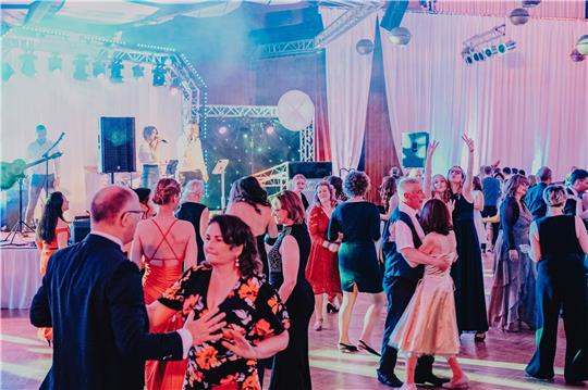 Mehr als zwei Jahre konnten die Braunlager nicht mehr bei einem Fest tanzen, jetzt beim Frühlingsball ist es wieder möglich. Fotos: Rees (2)/Breutel