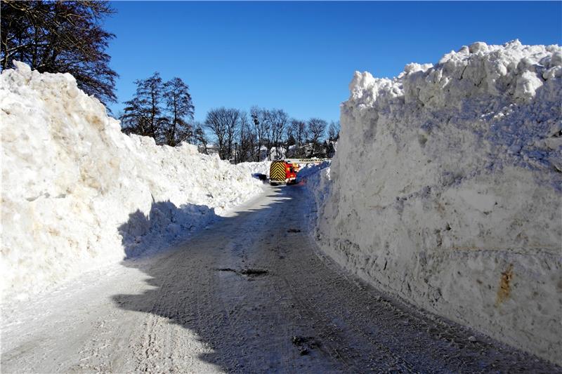 Mehr als zwei Meter hoch türmen sich im Februar die Schneeberge auf dem Parkplatz am Silberbornbad. Dorthin wird all das transportiert, was zuvor binnen kürzester Zeit über der Kurstadt niedergegangen ist und von den Straßen und Wegen geräumt wurde. Foto: GZ-Archiv