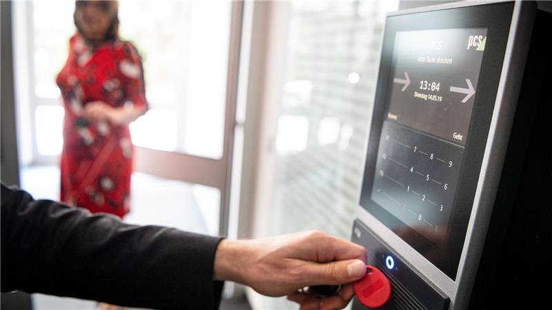 Mehrzahl der Beschäftigten lehnt längere Arbeitszeiten ab Mehr arbeiten? Bonuszahlungen und Prämien motivieren laut der Umfrage Beschäftigte am stärksten. (Symbolbild)
