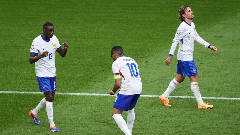 Mehr schlecht als recht: Favorit Frankreich.