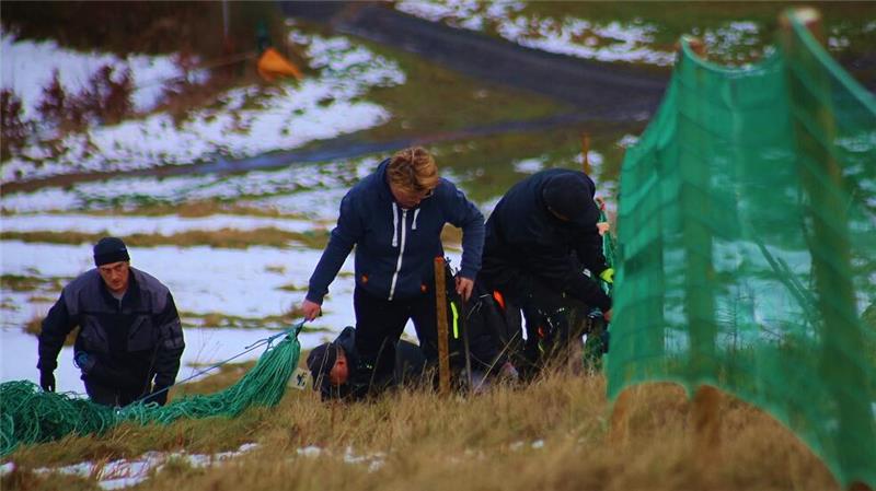 In St. Andreasberg laufen die Vorbereitungen auf die Skisaison Mehrere 100 Meter im Steilhang bergauf und bergab: Die Vorbereitung auf die Wintersaison bedeutet Schwerstarbeit für die Mitarbeiter der Alberti-Lift-Betriebe.