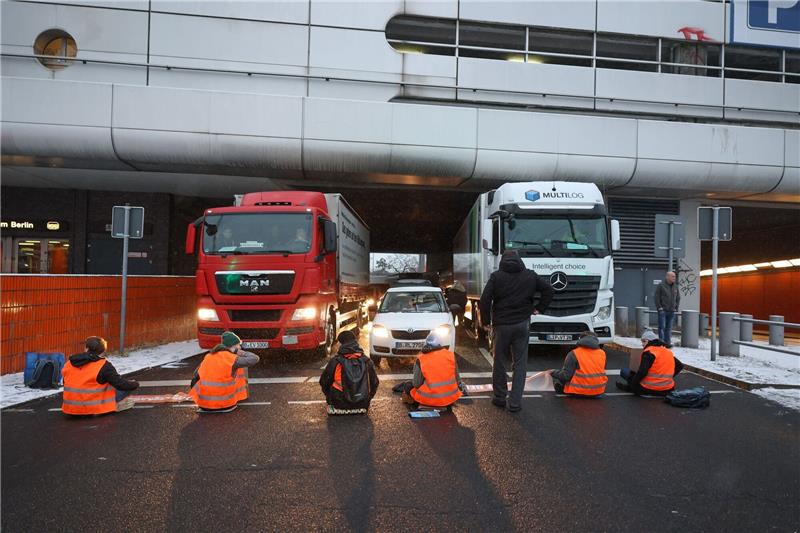 Klimaaktivisten nicht schuld an Tod von Radfahrerin Mehrere Aktivisten der Letzten Generation haben sich auf die Straße festgeklebt.