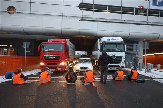 Mehrere Aktivisten der Letzten Generation haben sich auf die Straße festgeklebt.