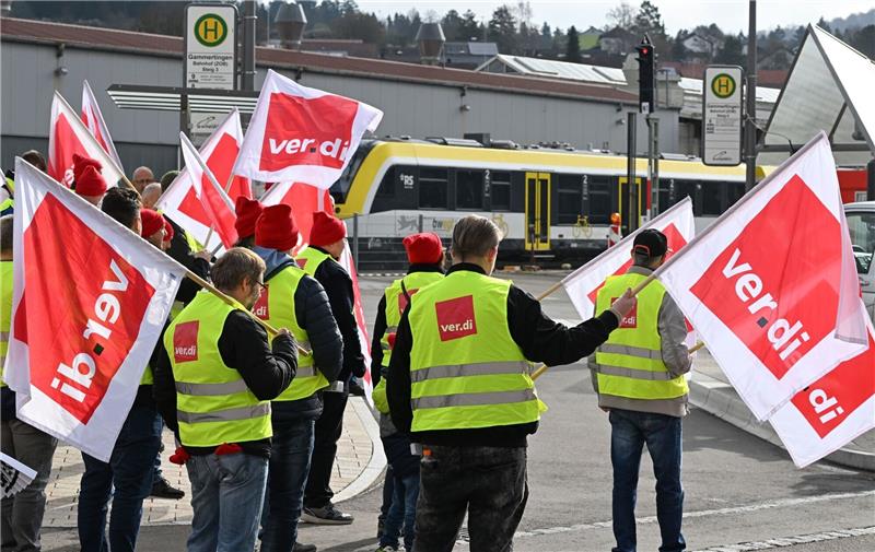 Tarifeinigung für rund 5000 ÖPNV-Beschäftigte Mehrere Bundesländer betroffen: Die Gewerkschaft Verdi hatte Warnstreiks bei verschiedenen Verkehrsbetrieben organisiert.