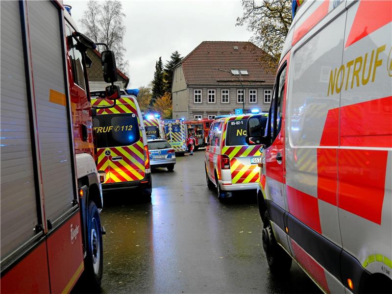 Mehrere Einsatzkräfte am Unfall. Foto: Feuerwehr