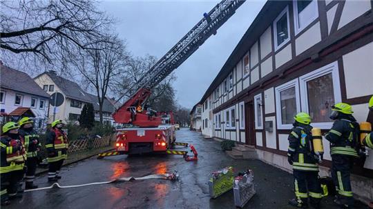 Mehrere Einsatzkräfte bringen den Brand unter Kontrolle.