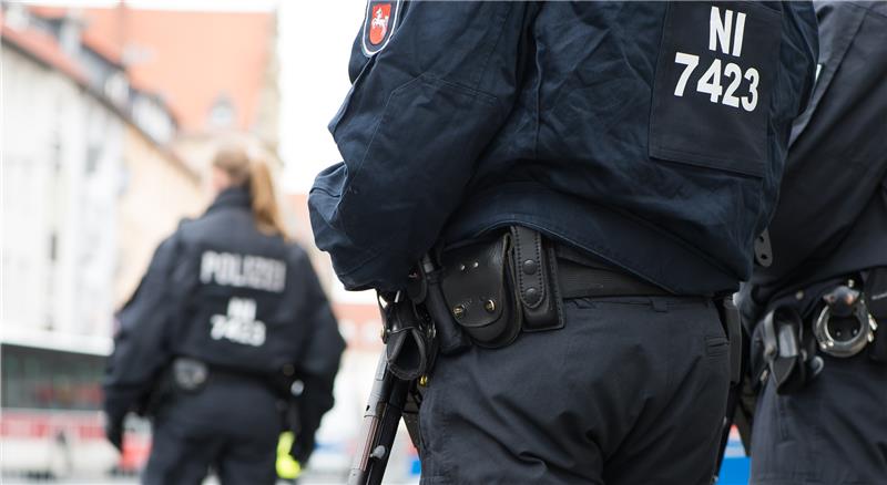 73-Jähriger droht in Goslar mit Messer-Angriff Mehrere Einsatzkräfte eilten in die Okerstraße. Symbolbild: Swen Pförtner/dpa