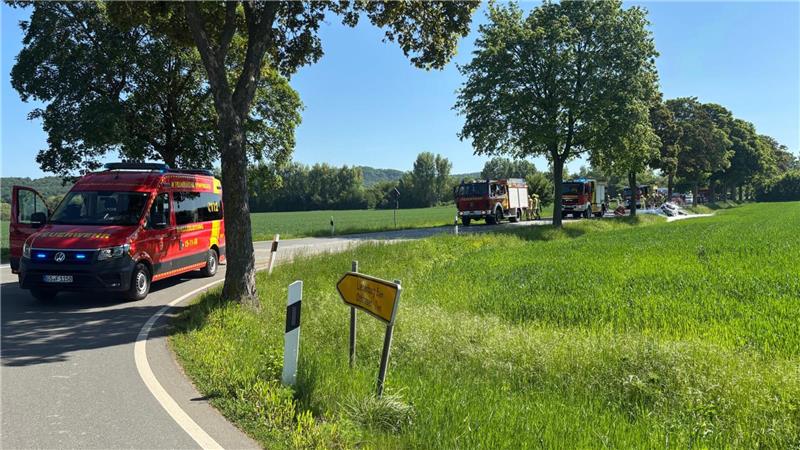 Mehrere Einsatzwagen stehen am Unfallort