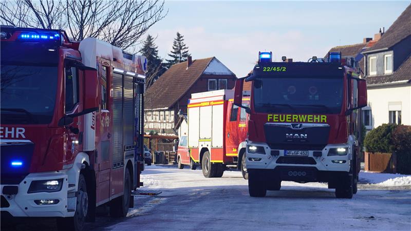 Mehrere Feuerwehrautos stehen auf der Straße