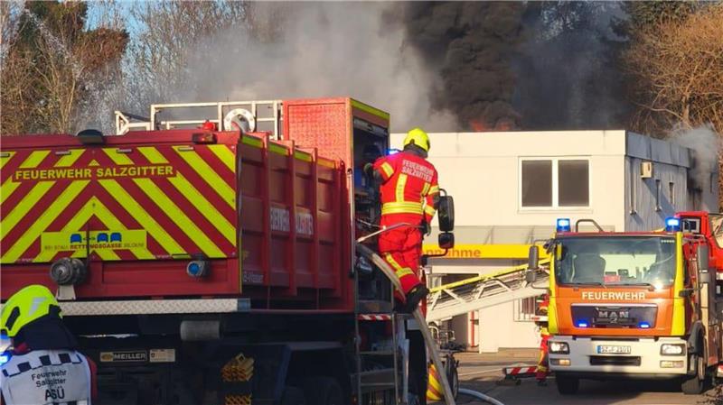 Mehrere Einsatzkräfte sind vor Ort, um den Brand zu löschen.