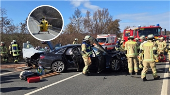 Das zerstörte Auto und mehrere Feuerwehrmänner