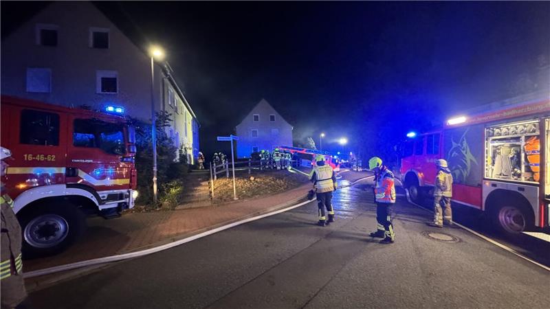 Wohnungsbrand in Bündheim: Bewohner evakuiert, Polizei ermittelt Mehrere Einsatzkräfte waren vor Ort, um den Brand unter Kontrolle zu bekommen.