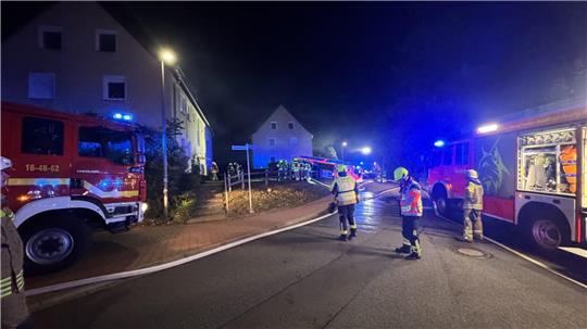 Mehrere Einsatzkräfte waren vor Ort, um den Brand unter Kontrolle zu bekommen. 