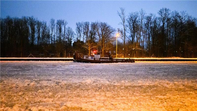 Mehrere Eisbrecher sind auf dem Mittellandkanal unterwegs.