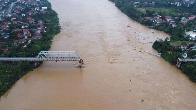 Mehrere Fahrzeuge sollen in den Roten Fluss gestürzt sein.
