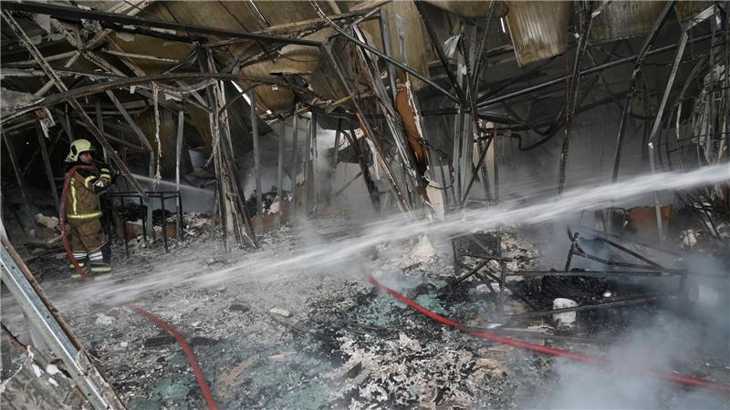 Mehrere Feuerwachen seien an den Löscharbeiten im Westen Teherans beteiligt. 