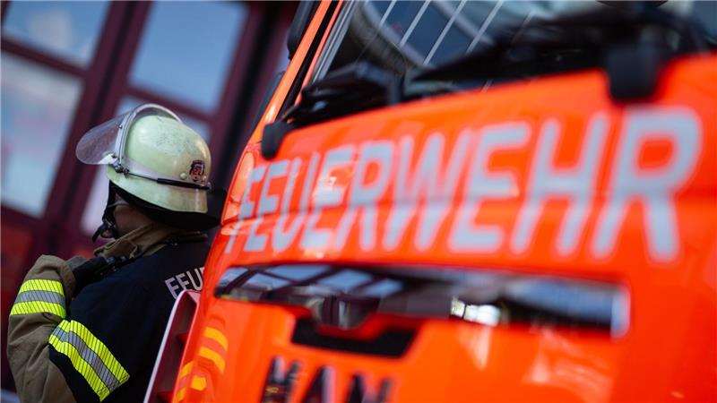 Mehrere Feuerwehren rücken in der Nacht zu einem Brand in einer Lagerhalle in Georgsmarienhütte aus. (Symbolbild)