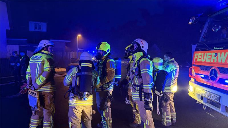 Mehrere Feuerwehren stehen in Bereitschaft.
