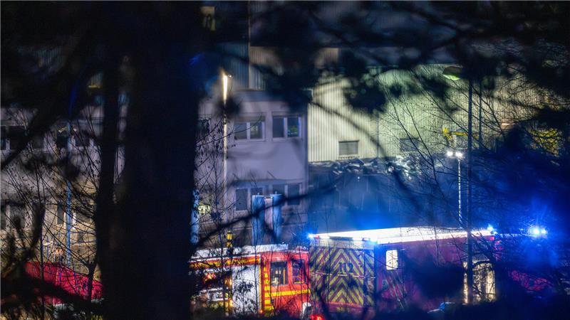 Mehrere Feuerwehrfahrzeuge stehen auf dem Firmengelände.