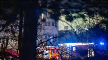 Mehrere Feuerwehrfahrzeuge stehen auf dem Firmengelände.