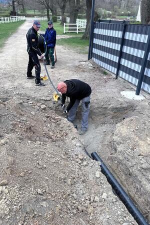 Mehrere Hundert Meter Glasfaserkabel werden verlegt.