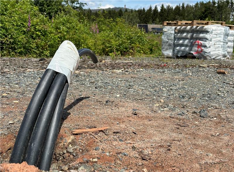 Revugia: Wie steht es um die Braunlager Millionen-Investition? Mehrere Kabel ragen in der Kollie aus der Erde heraus. Das hänge vermutlich mit den Bohrungen wegen der Erdwärme zusammen, hieß es in den kommunalen Gremien.
