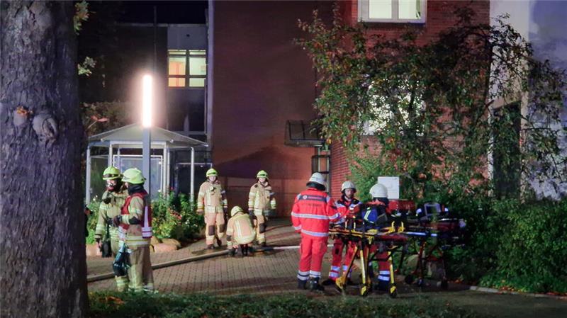 Klinikbrand in Liebenburg: Drei Verletzte durch Rauchgas Mehrere Krankenwagen und ein Notarzt waren ebenfalls vor Ort, um alle in Sicherheit gebrachten Patienten zu untersuchen.