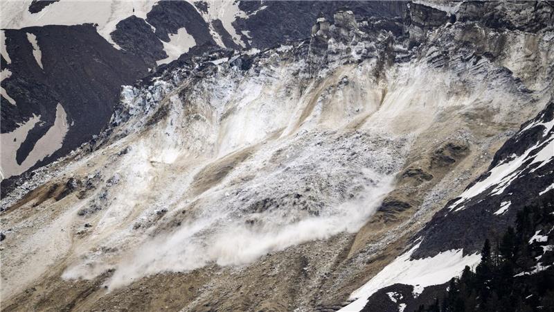 Gletschersturz begräbt Dorf im Wallis - eine Person vermisst Mehrere Lawinen mit Gletscher-, Schnee- und Nebeltrümmern gingen vom Birchgletscher im Lötschental ab.