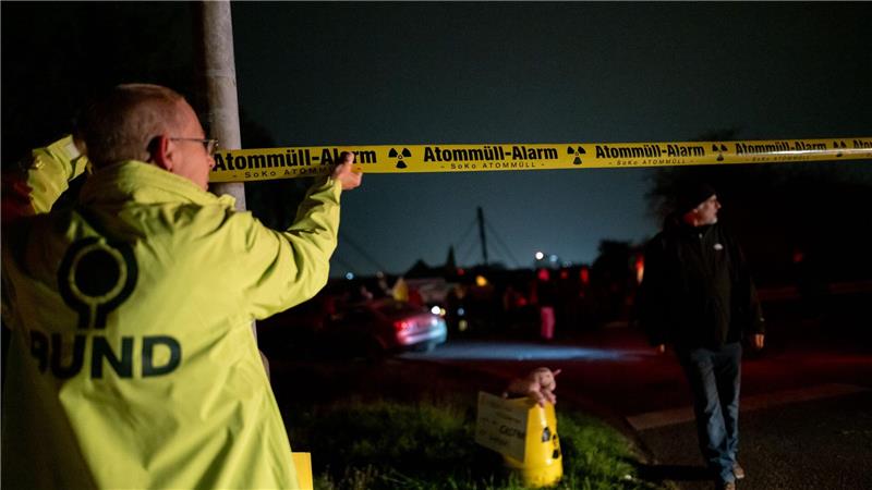 Serie von Atommüll-Transporten quer durch NRW gestartet Mehrere Mahnwachen formierten sich entlang der Castor-Strecke.