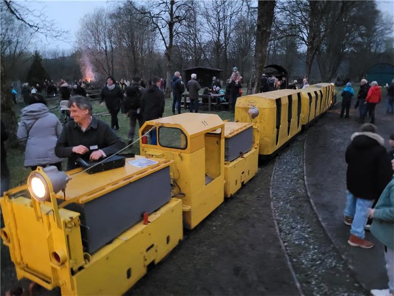 Mehrere Male bringt die Tagesförderbahn Gäste zum Schacht-Gelände. Viele andere laufen den Weg von Clausthal-Zellerfeld aus auch zu Fuß. Foto: Exner