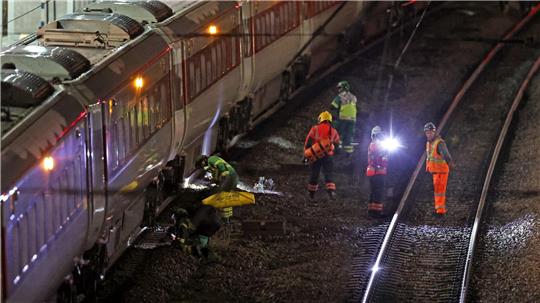 Mehrere Menschen sind bei einem Angriff in einem Zug in England verletzt worden.