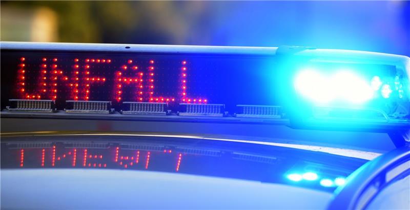 Mehrere Menschen sind schwer bei einer Unfallserie auf der schneebedeckten A95 in Bayern verletzt worden. Ein Autofahrer ist ums Leben gekommen.